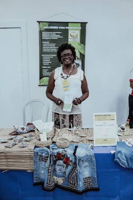 Lia Maria divulga atividades feitas pela ONG Mulheres com Propósito durante feira social feita pelo 